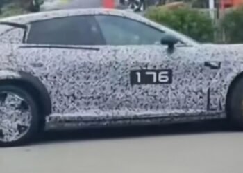 1548 л.с. и 300 км/ч в семейном кузове: Xiaomi готовит самый быстрый серийный электрокроссовер YU7 Ultra