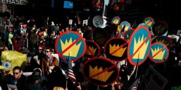 «No Kings»: миллионы американцев вышли на акции против авторитарных методов Трампа. ВИДЕО