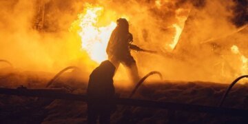 В Днепропетровской области после атаки РФ горят «АТБ» и многоквартирный дом