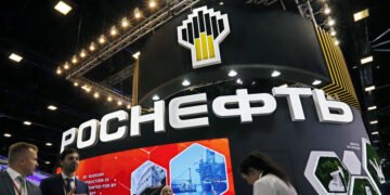 Британия расширила санкции против РФ: в списке — Роснефть, Лукойл и китайские порты