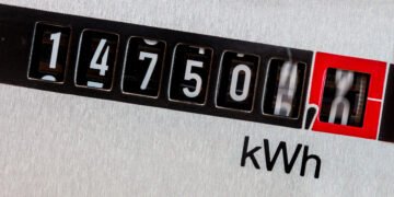 Кабмин решил не повышать тариф на электроэнергию: до мая будет 4,32 грн за кВт-ч