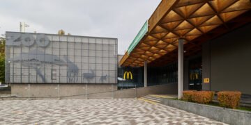 В Киевском зоопарке открыли McDonald’s – фото