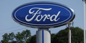 Ford отзывает почти 1,45 млн автомобилей из-за проблем с камерами заднего вида