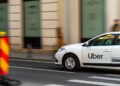 Uber платит водителям до $4000 за переход на электромобили