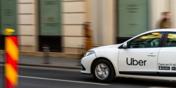 Uber платит водителям до $4000 за переход на электромобили