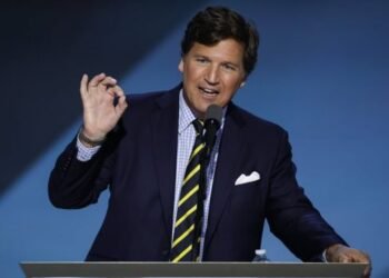 Такер Карлсон рассказал, почему он не будет покупать биткоин