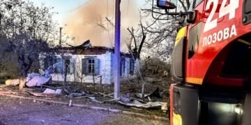 Россияне ударили по Лозовой на Харьковщине: горит дом, пострадали люди