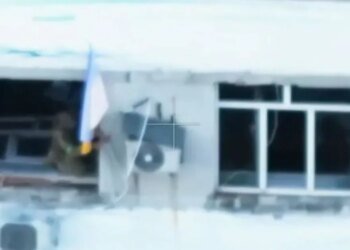 Украинские штурмовики вернули флаг на здание горсовета Покровска. ВИДЕО