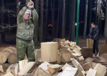 Пошел Лукашенко дрова колоть и насмешил белорусов. ВИДЕО