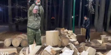 Пошел Лукашенко дрова колоть и насмешил белорусов. ВИДЕО