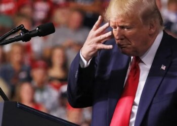 Трамп пообещал раздать американцам по $2000 и назвал противников тарифов «дураками»