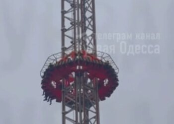 Не для слабых нервов: в Одессе люди застряли на 60-метровом аттракционе. ВИДЕО