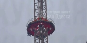 Не для слабых нервов: в Одессе люди застряли на 60-метровом аттракционе. ВИДЕО