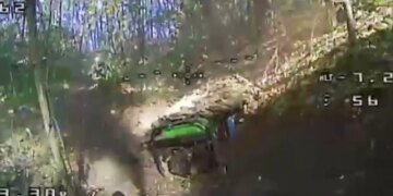 В Харьковской области пограничники с помощью дронов уничтожили мост и технику россиян. ВИДЕО