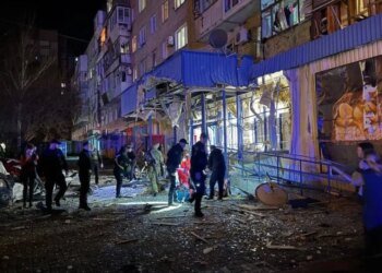 Атака на Запорожье: повреждены жилой дом и магазин, есть раненые. ФОТО