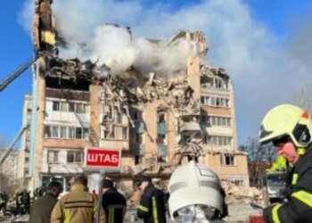 Тернополь попрощался с погибшими детками: отец колышет гроб, а Z-пропаганда беснуется. ВИДЕО