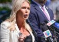 Пресс-секретарь Трампа оказалась в центре миграционного скандала и ареста: что произошло