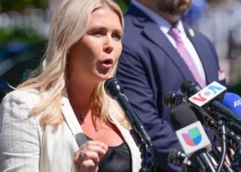 Пресс-секретарь Трампа оказалась в центре миграционного скандала и ареста: что произошло