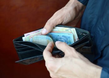 Зарплаты в розничной торговле выросли на треть за год: сколько платят в разных сетях