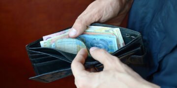 Зарплаты в розничной торговле выросли на треть за год: сколько платят в разных сетях