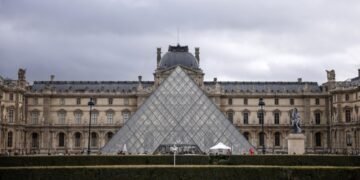 Лувр повысил стоимость билетов на 45% для туристов из стран, не входящих в ЕС