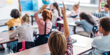 «Пакунок школяра». Семьи получили почти 1 млрд грн, больше всего тратят на детскую одежду