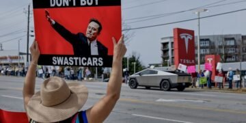 Tesla теряет ключевых менеджеров: руководители Cybertruck и Model Y подали в отставку