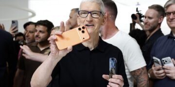 FT: Тим Кук может уйти с поста гендиректора Apple уже в начале 2026 года