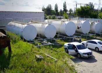 В Киеве нашли подпольную нефтебазу: поставляла контрафакт на четыре АЗС