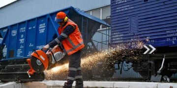 Укрзалізниця получила спецтехнику для восстановления инфраструктуры после атак РФ – фото