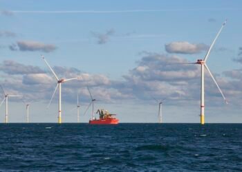 В Германии запустили первую турбину крупнейшей в стране оффшорной ВЭС – фото