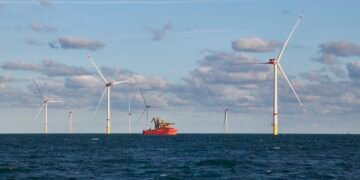 В Германии запустили первую турбину крупнейшей в стране оффшорной ВЭС – фото