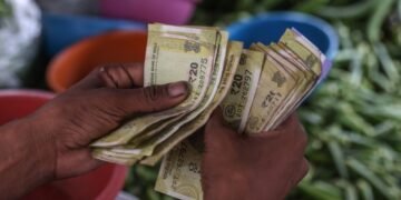 Рупия стала худшей валютой в Азии из-за войны в Украине