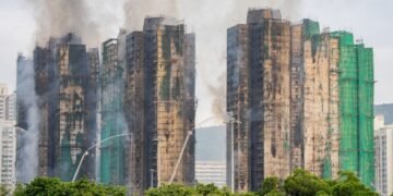 Смертоносный пожар в Гонконге: полиция арестовала руководителей строительной компании
