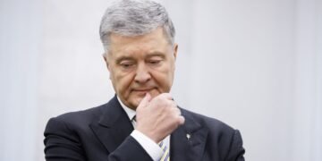 Порошенко хочет вернуться в правительство и выдвигает условия по принятию бюджета, — эксперт