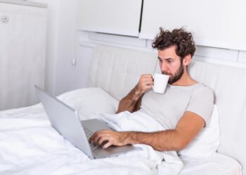 Зумеры не хотят возвращаться в офисы, чтобы спокойно смотреть сериалы — 84% просматривают их на фоне во время работы