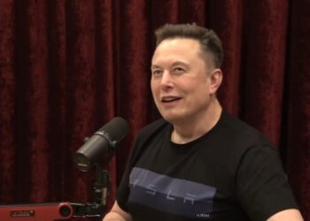 Илон Маск намекнул на летающую Tesla до конца года