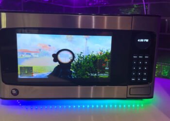 Эта микроволновка «готовит» игры: NVIDIA RTX 5060 Ti 16 ГБ, Core Ultra 5 225 и встроенный экран