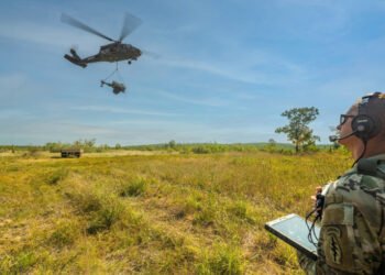 Технология MATRIX: впервые в мире солдат США без специальных навыков спланировал и выполнил миссию вертолета Black Hawk с земли