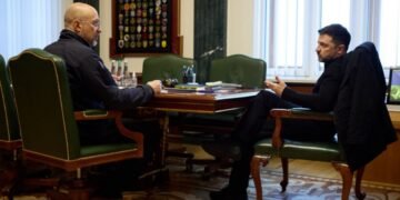 Зеленский поручил Шмыгалю подготовить новый план обороны Украины