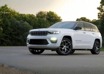 375 000 гибридов Jeep могут загореться! Производитель отзывает Wrangler и Grand Cherokee и советует парковать их на улице