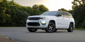 375 000 гибридов Jeep могут загореться! Производитель отзывает Wrangler и Grand Cherokee и советует парковать их на улице