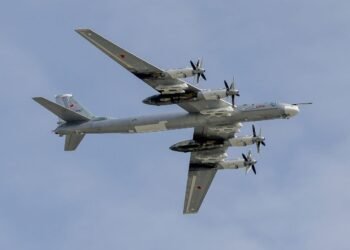 Россия подняла в небо стратегические бомбардировщики Ту-95МС