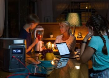 Скачок спроса и цен. Сколько сейчас стоят зарядные станции и павербанки в Украине