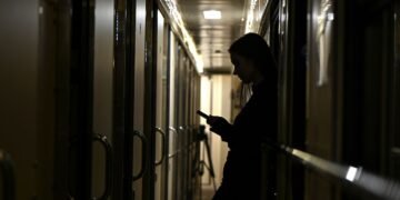 Ночной обстрел Днепра: в вагонах и вокзале выбиты окна, два поезда отправились с задержкой