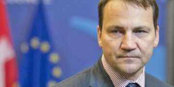 «У Зеленского корона с головы не упала бы», —  Сикорский сделали жесткое заявление об отношениях Польши и Украины