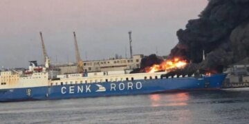 Россия нанесла удар по портам Одесской области: турецкое судно до сих пор тушат. ВИДЕО