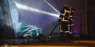 Россияне обстреляли Одесскую область: горели судно, склады и жилые дома