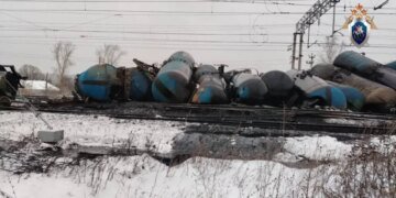 В Пензенской области РФ сошли с рельсов два локомотива и 23 цистерны с мазутом