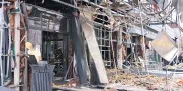 РФ с утра ударила по АТБ в Запорожье: есть раненые и разрушения. ВИДЕО